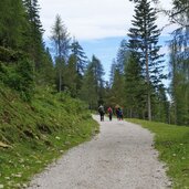 weg nr skiweg unesco kreuzbergpass wanderer