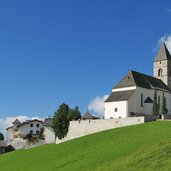 Blick auf Kirche von Meransen