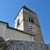 Kirchturm und Kirchenmauer