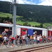 innichen bahnhof radfahrer fahrraeder diaspora zug aus lienz