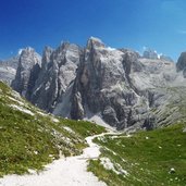 am weg zur dreizinnenhuette blick auf oberbachernspitze