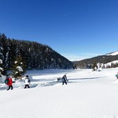 winterwanderer unterhalb der nemesalm sexten