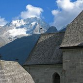 Rein in Taufers Kirche mit Rieserferner