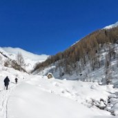 schneeschuhwanderer bei trinksteinalm prettau ahrntal