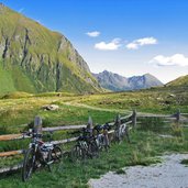 Einkehr Weitenbergalm Hintergrund Eidechsspitze mtb tour pfundererjoch