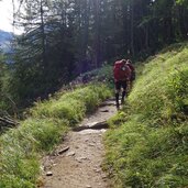 weg nr zur kasseler huette bei rein in taufers wanderer