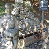 skulptur und brunnen am pyramidenweg platten