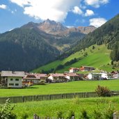 Weissenbach Dorf mit Bergen