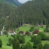 wasserfall noerdlich von antholz mittertal und hoefe