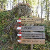 weg nr bei anratterhuette herbst wegweiser