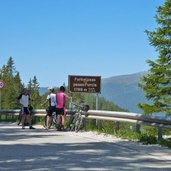 radfahrer am furkelpass passhoehe schild passo furcia ciclisti