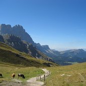 weg zur schlueterhuette villnoesstal und geislergruppe