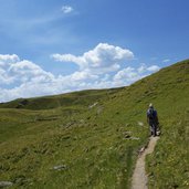 weg zum thurntaler see wanderer