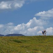 wanderer am bonner hoehenweg bei thurntaler