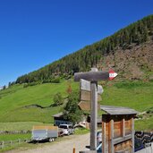 wegweiser weg bei oberpojen beginn forstweg