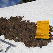 winter innvervillgraten eingang einattal wanderwege wegweiser