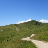 wanderweg feldweg unter golzentipp