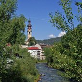 bruneck rienz dahinter rainkirche brunico rienza