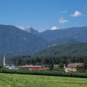 bruneck st georgen dahinter dolomiten brunico putia s giorgio