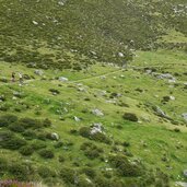 hochrast abstieg wanderer und blick bis aeussere alm fr