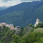 blick auf rodeneck vill kirche und schloss rodenegg