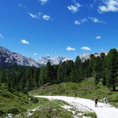 weg zur sennes huette wanderer