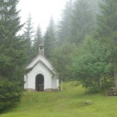 nebel am kreuzbergpass sexten kapelle
