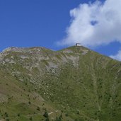 helm gipfel mit helmhuette helmhaus