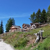 holzhuetten bei helmbahnen bergstation