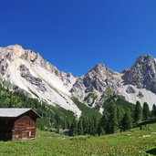 almhuetten bei kleinfanes dahinter furcia dl fers eisengabelspitzen