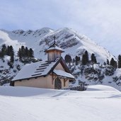 fodara vedla huette rifugio kapelle chiesetta winter