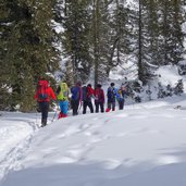 schneeschuh wanderer weg a sennes pederue