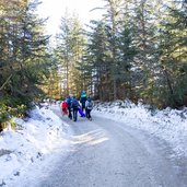 schotterweg familienwanderung