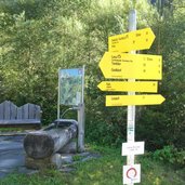 kalserbach schotterfluren wanderweg wegweiser bei lana bruecke