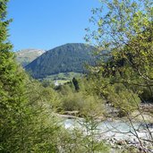 kalserbach schotterfluren dahinter kals am grossglockner kirche