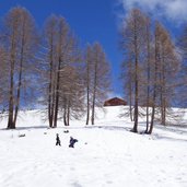 wanderer am weg a gsies zur uwaldalm winter