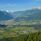 aussicht auf bruneck und reischach dahinter eingang tauferer ahrntal fr