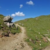 strasse bei leckfeldsattel und wegweiser fr