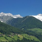 rotberg und trippach oberhalb von luttach dahinter zillertaler alpen mit grosser loeffler