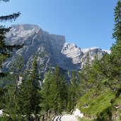 wanderweg und seekofel bei pragser wildsee