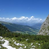 weg nach bad bergfall mit kronplatz und geiselsberg