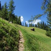 almhuette am weg zwischen olanger jagdhuette und furkelpass