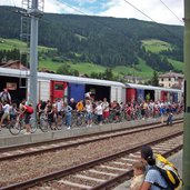 innichen bahnhof radfahrer fahrraeder diaspora zug aus lienz