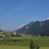 strassen dahinter pustertal mit lienzer dolomiten