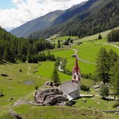 Heilig Geist Kirche Prettau mit Sicht ins Ahrntal