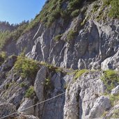 weg aufstieg bei felsen