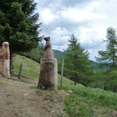 weg von moserhuette nach meransen aussicht schnitereien tiere