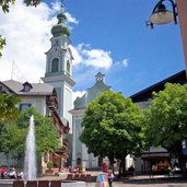 DC toblach rathausplatz mit brunnen