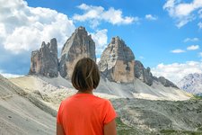 A huettenwanderung im drei zinnen gebiet drei zinnen person marketing