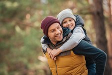 mann mit kind wald personen pustertal